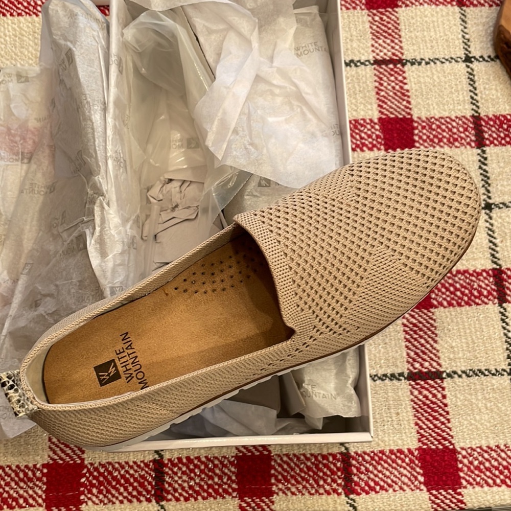 White Mountain flexible slip on loafer